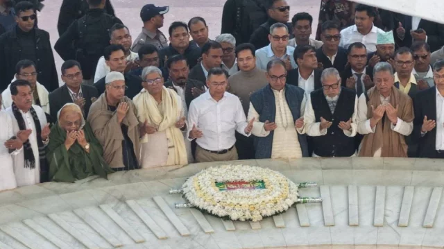 ১৯ বছর পর বাবার কবর জিয়ারত করলেন তারেক রহমান