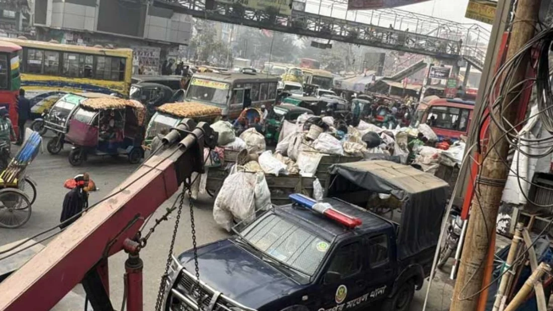 বাসা-বাড়ি থেকে আবর্জনা সংগ্রহকারীদের কাছে চাঁদাবাজি, প্রতিবাদে সড়ক অবরোধ