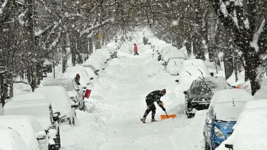 যুক্তরাষ্ট্রে তুষার ঝড়ে হাজারো ফ্লাইট বাতিল, জীবনযাত্রা বিপর্যস্ত