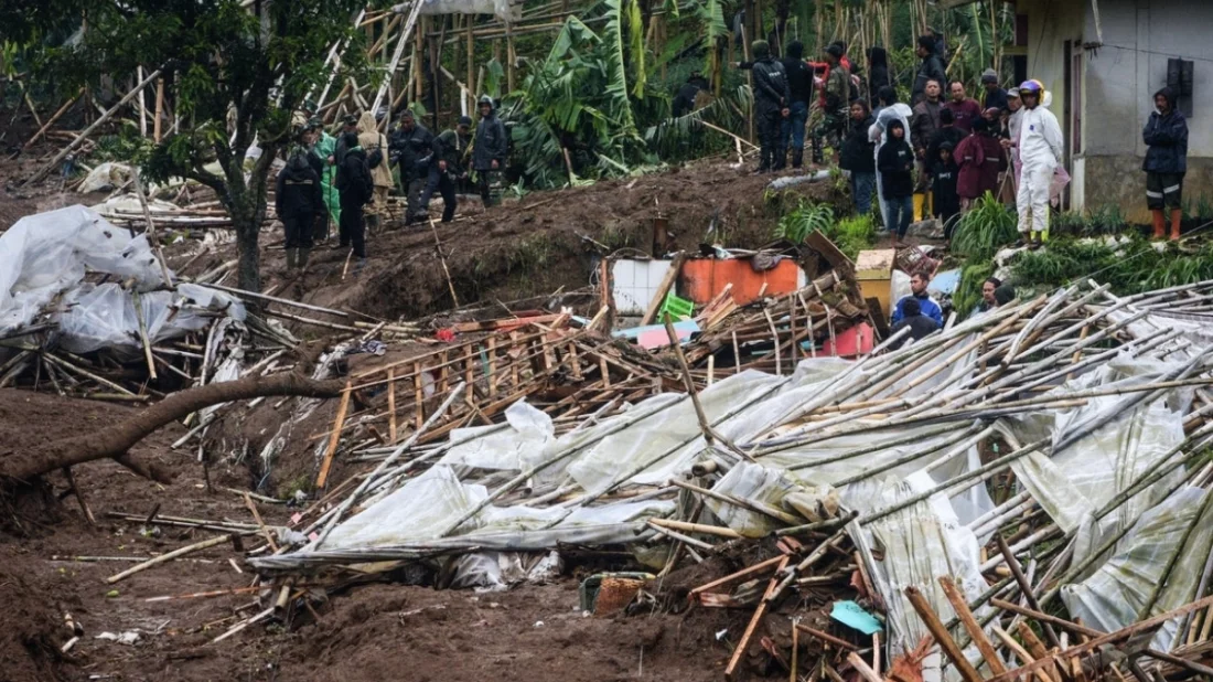 ইন্দোনেশিয়ায় ভূমিধসে মৃত্যু বেড়ে ১০, নিখোঁজদের সন্ধানে চলছে উদ্ধার অভিযান