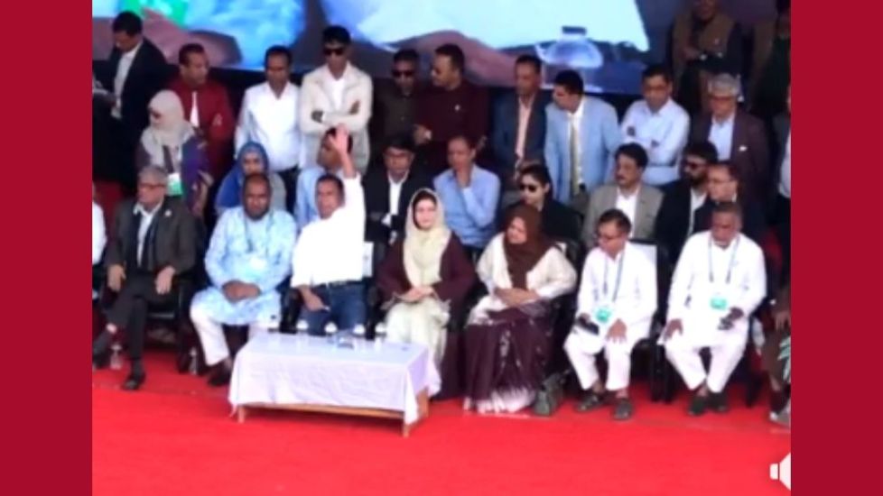 স্ত্রী জুবাইদাকে নিয়ে মঞ্চে তারেক রহমান