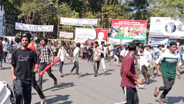 সিলেটে শিক্ষার্থীদের সড়ক অবরোধ, পুলিশ-সেনাবাহিনীর ধাওয়া