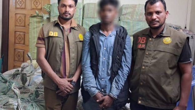 সিলেটে ভারতীয় পণ্যসহ যুবক পাকড়াও