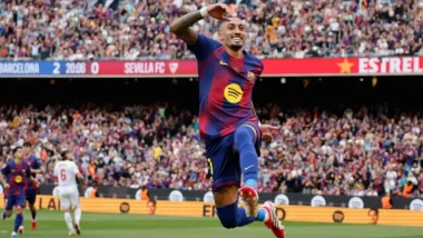 রাফিনিয়ার হ্যাটট্রিকে সেভিয়াকে উড়িয়ে দিলো বার্সেলোনা