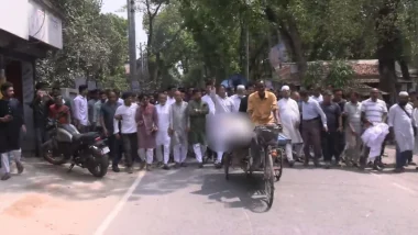 জামায়াত-বিএনপির সংঘর্ষে নিহতের মরদেহ ভ্যানে চড়িয়ে ঝিনাইদহে বিক্ষোভ