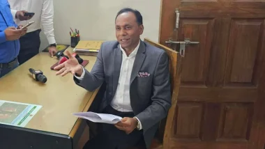 সারপ্রাইজ ভিজিটে ভূমি প্রতিমন্ত্রী, অফিসে নেই কোনো কর্মকর্তা