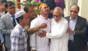 প্রবাসী আলীর ম র দে হ বাড়িতে নিয়ে গেলেন মন্ত্রী আরিফ