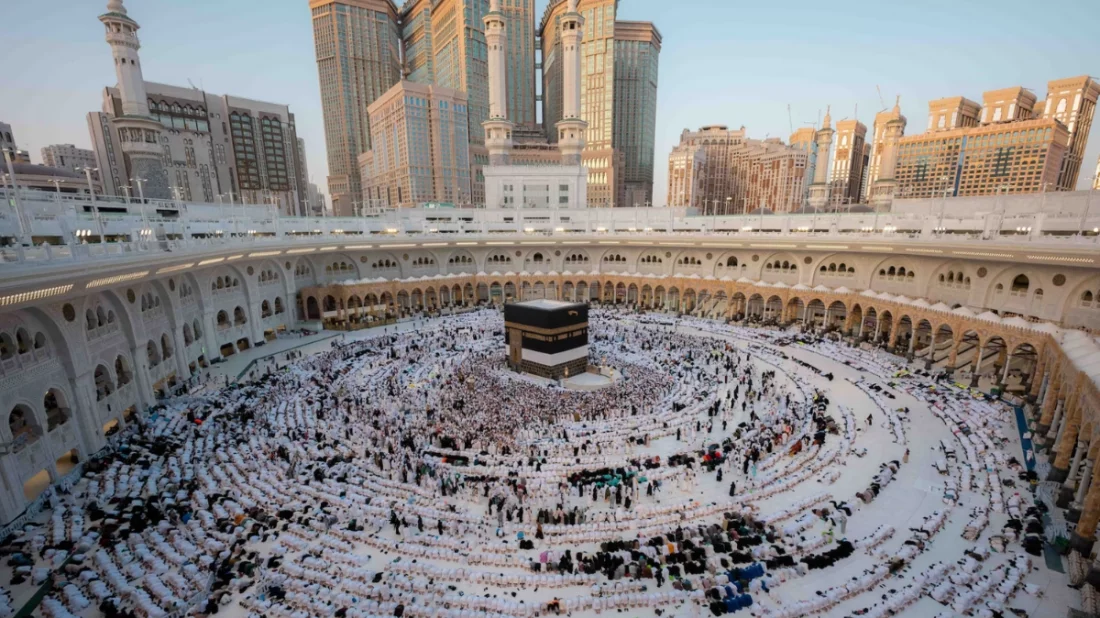 হজ পালনে কর্মীদের বেতনসহ ১৫ দিনের ছুটি দেবে সৌদি