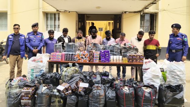সিলেটে বিপুল ভারতীয় পণ্যসহ আটক ৮
