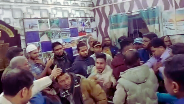 ‘ডেভিল’ আখ্যা দিয়ে চেয়ারম্যানকে পুলিশে সোপর্দ, ‘সমন্বয়ক’ অবরুদ্ধ