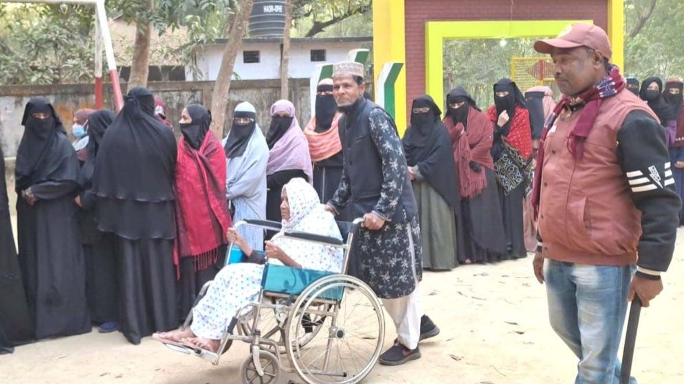 হুইলচেয়ারে বসে ভোট দিলেন ৮৫ বছরের বৃদ্ধা