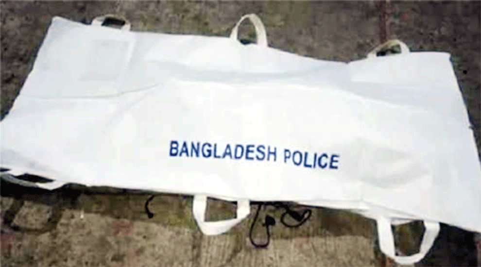 কুরিয়ার ভ্যানের চাপায় প্রাণ গেল রিকের