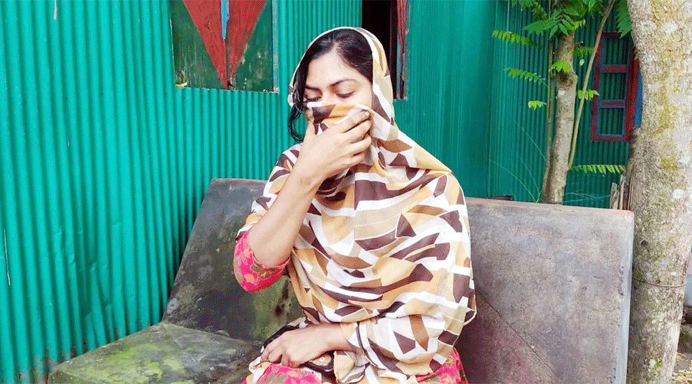বিয়ের দাবিতে অনশনে তরুণী, প্রেমিকসহ আত্মগোপনে পরিবার