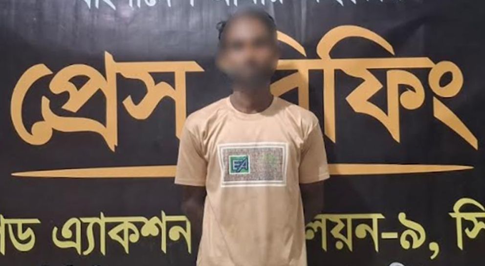 র‌্যাব দেখে অটোরিকশা থেকে পালাতে গিয়ে ধরা পড়লেন কাইয়ুম