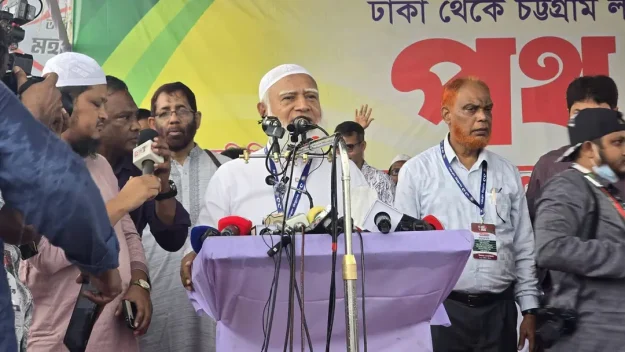 সরকার জনগণের সঙ্গে ভাঁওতাবাজি ও প্রতারণা করছে : শফিকুর রহমান