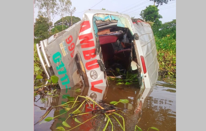 সুনামগঞ্জে লাশ নিয়ে ফেরার পথে অ্যাম্বুলেন্স খাদে, নারী ও শিশুসহ আহত ৮