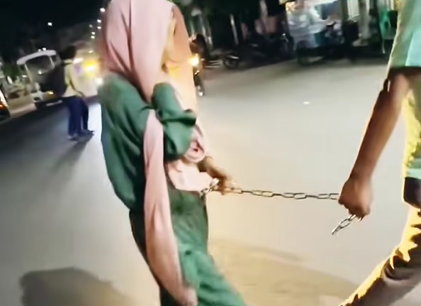 চুরির অভিযোগ, তাই বলে কি তাকে শিকল বেঁধে টেনে-হিঁচড়ে নেওয়ার অধিকার আছে?